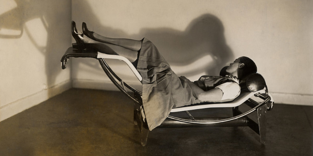 Charlotte Perriand sur la chaise longue